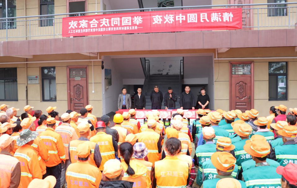 中秋慰问送真情 情系环卫庆佳节 暨陕西友研新材料科技有限公司国庆中秋双节慰问庄里环卫工人